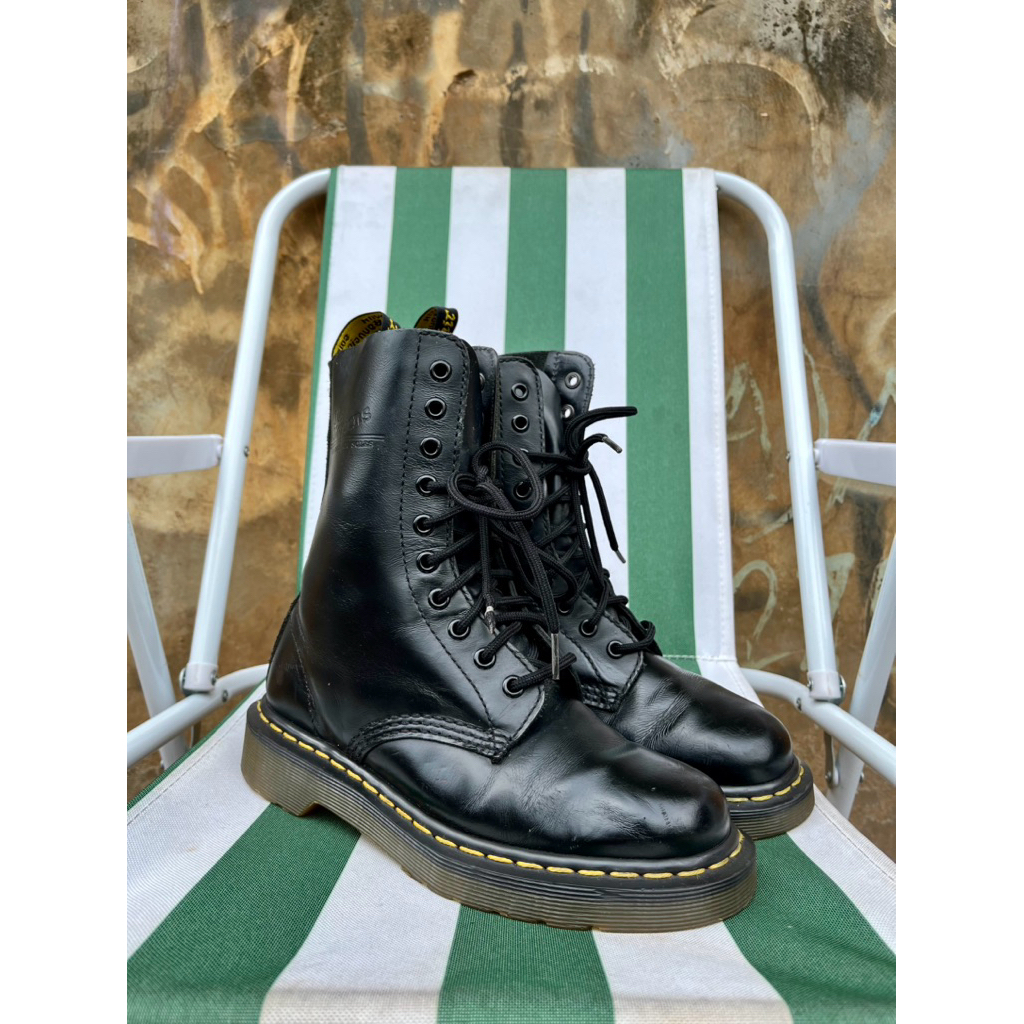 dr martens 1490 black smooth