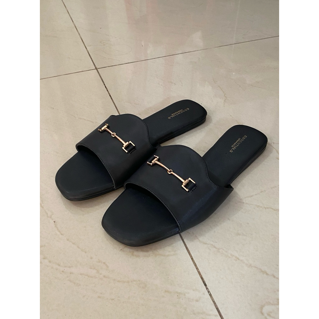 Preloved Sandal Wilona Hitam Black Essentials Urban&Co Ori