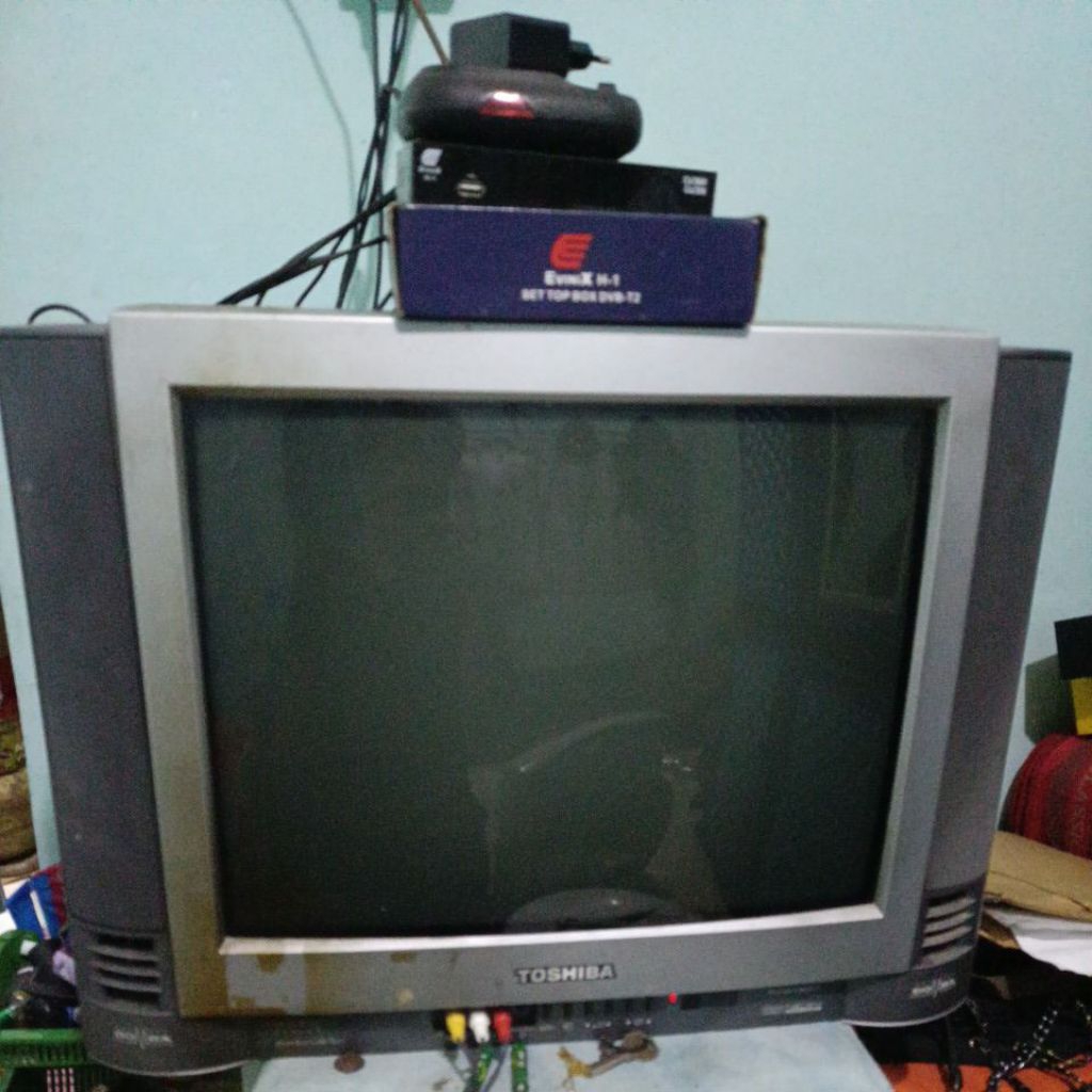Tv Toshiba 21 inchi + set top box