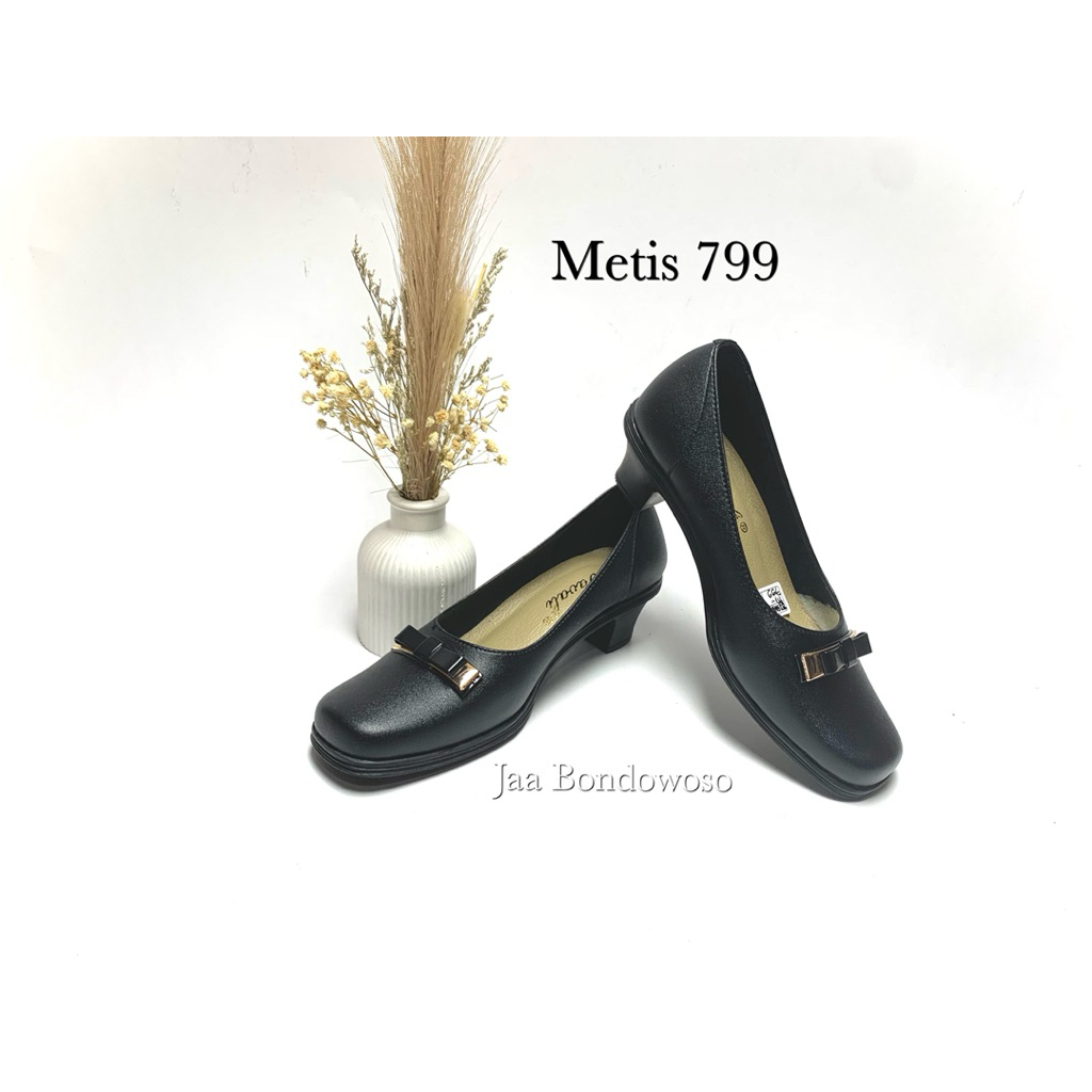 Vavali Sepatu Pantofel Hitam untuk Pelajar Wanita Varian Metis 799 dengan Desain Elegan dan Nyaman