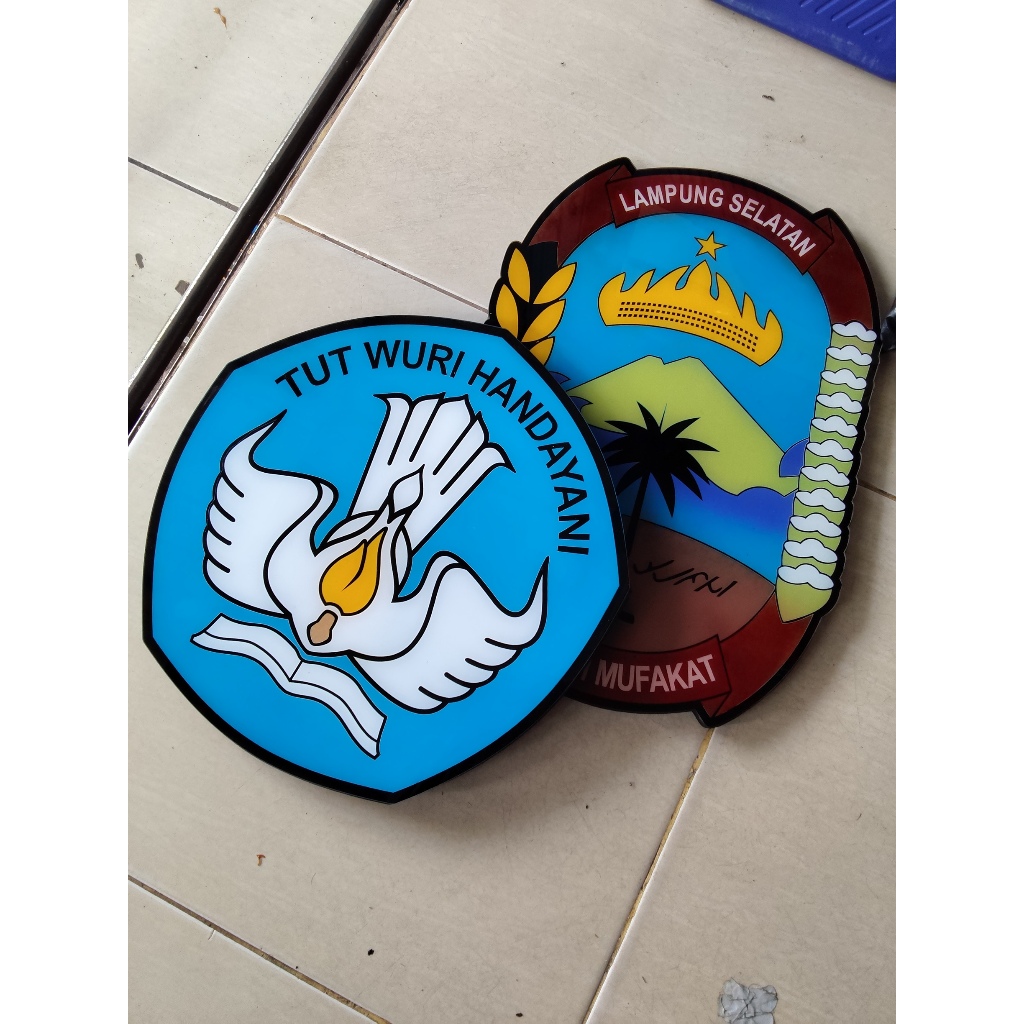 Logo Akrilik Timbul akrilik dengan lapis spon