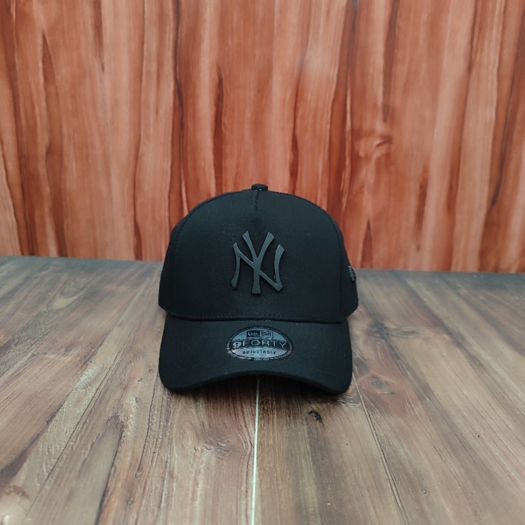 Topi Baseball NY Full Black Metal logo