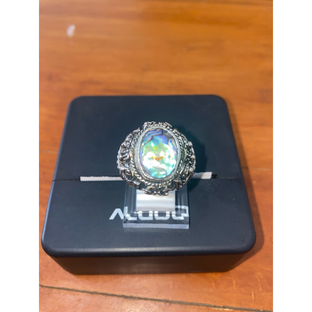 Batu kerang laut berwarna