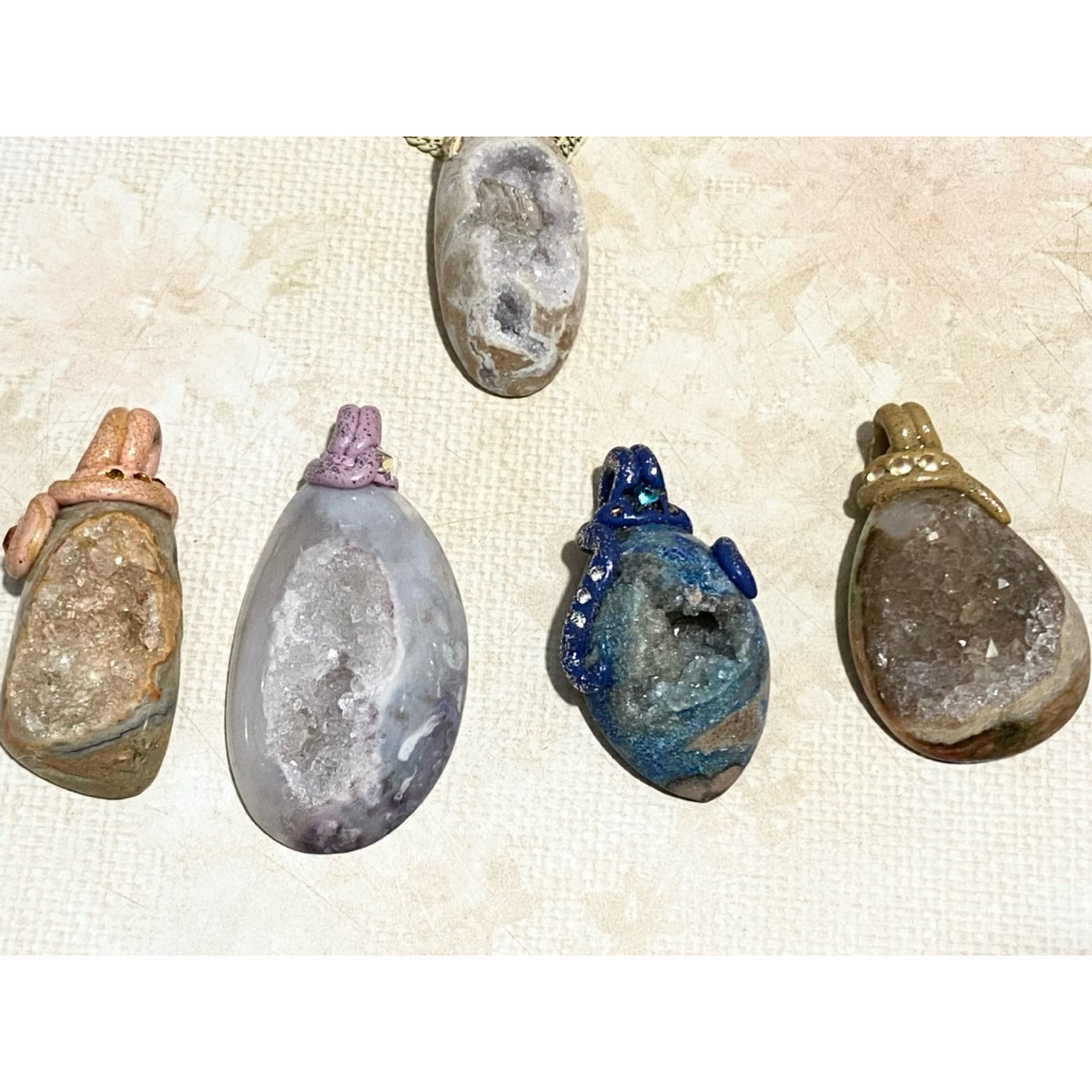 LIONTIN Druzy Geode, Crsytal Quartz Geode Pendant, Liontin Kalung Crystal, Liontin Crystal Druzy Geo