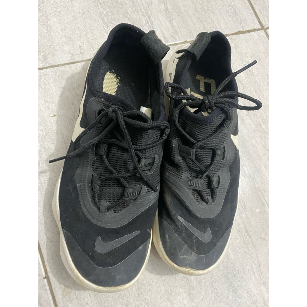 preloved sepatu olahraga