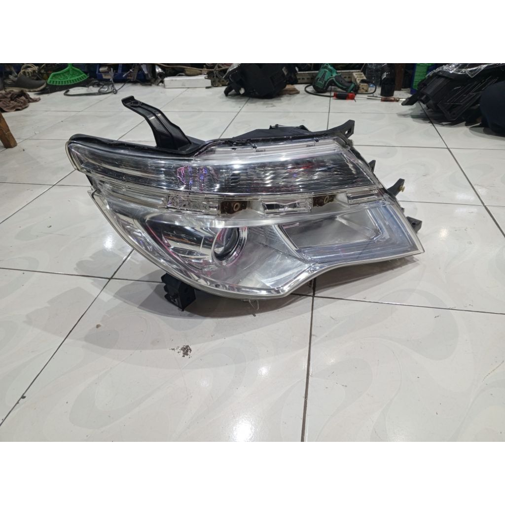 headlamp Nissan Serena autech c26 original.  lampu depan Serena c26 2015-2016 original