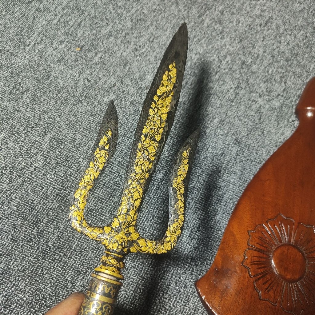 pusaka trisula kinatah mas kamarogan