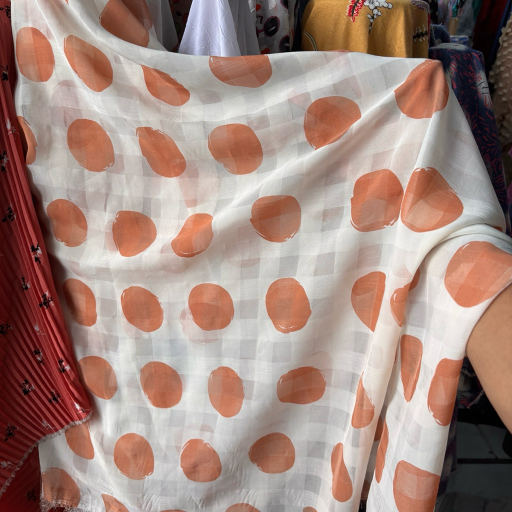Kain Sifon Sutra Motif Polkadot besar – Bahan Elegan Flowly untuk Gamis, Blouse, Dress, dan Hijab Fa