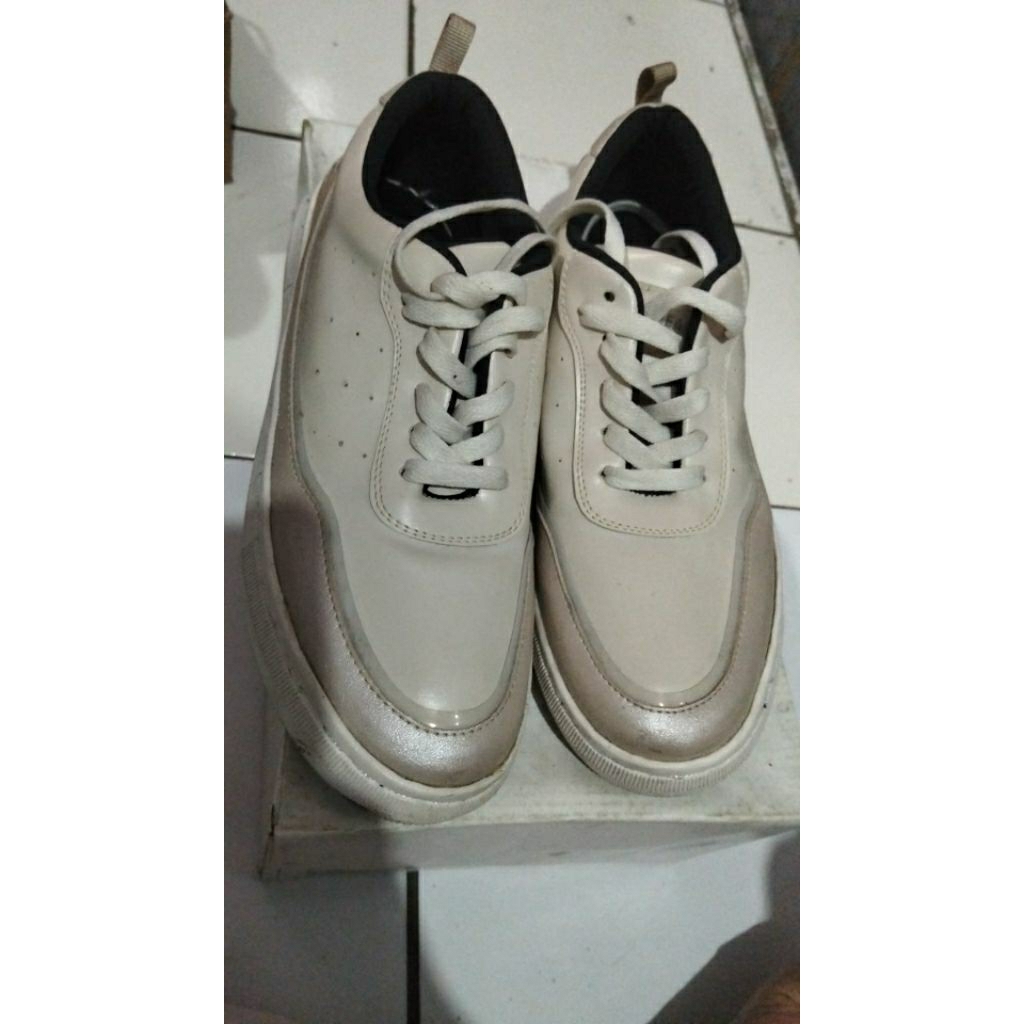 preloved sepatu sneakon
