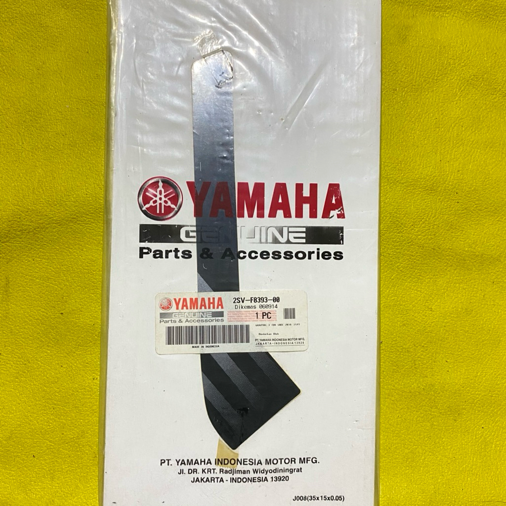 striping stiker bagian panel body depan kiri Yamaha Xeon GT 125 2014 hitam original YGP 2SV-F8393-00