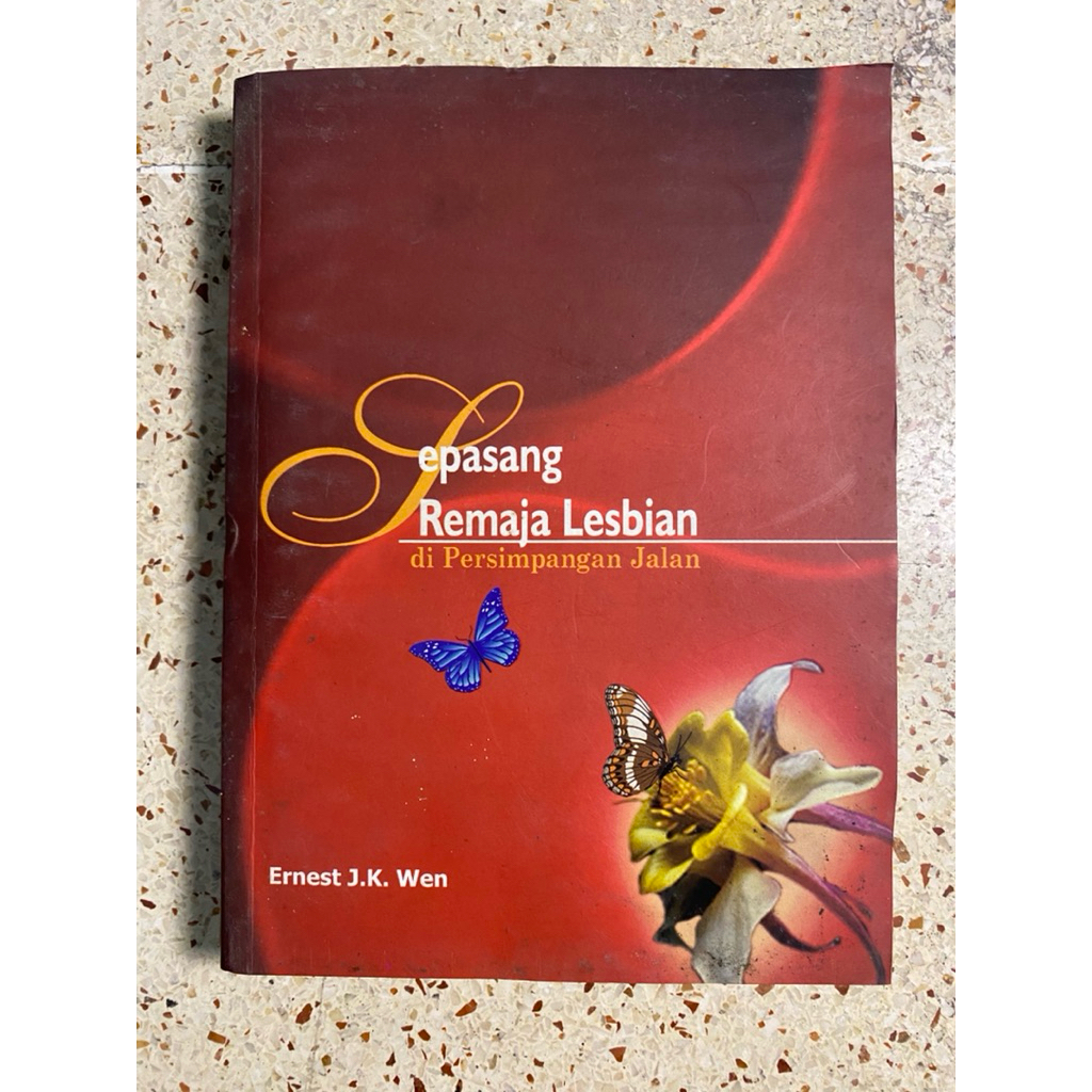 BUKU SEPASANG REMAJA LESBIAN