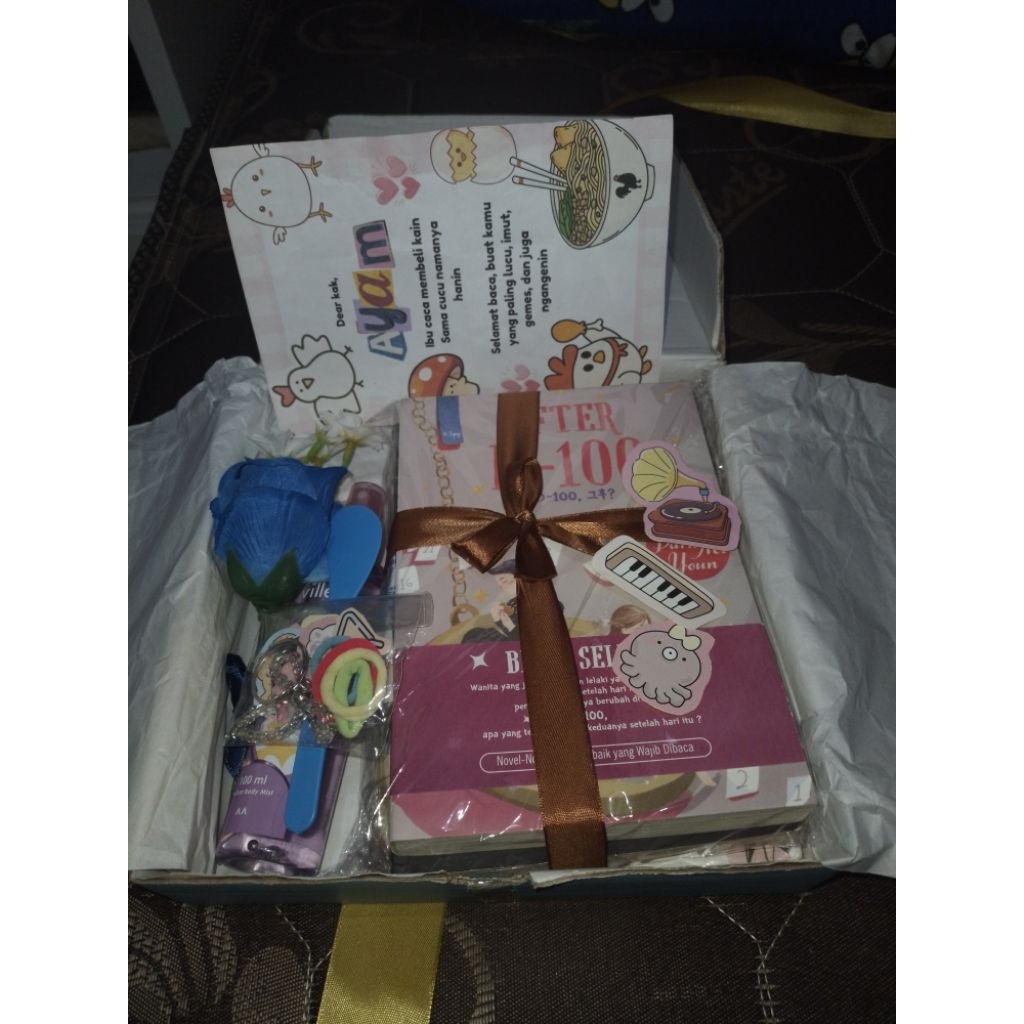 box exclusive(free box, book paper, 1 parfum 100ml,bunga 4 tangkai,mini gift,gantungan kunci, mini p
