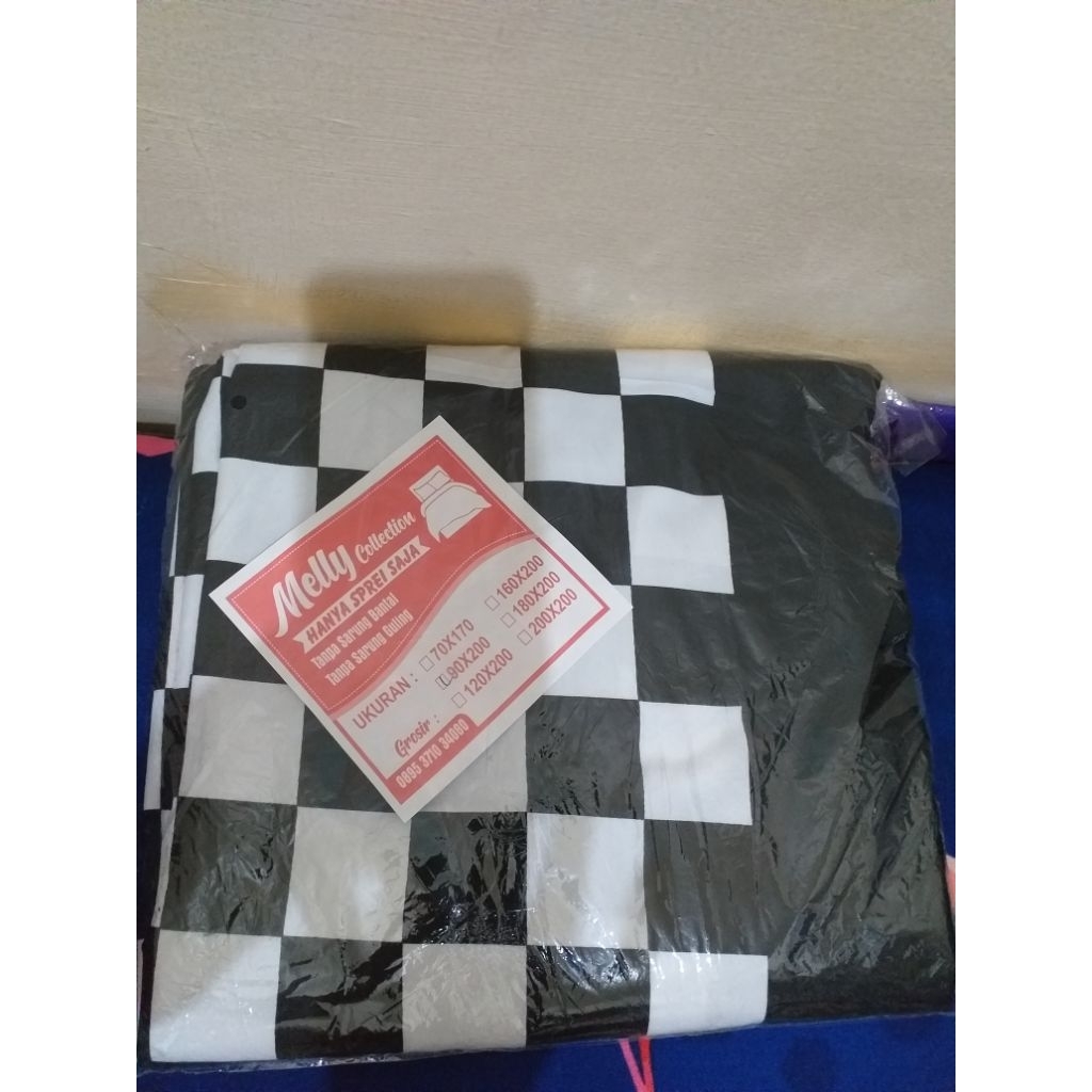 sprei motif kotak kotak hitam