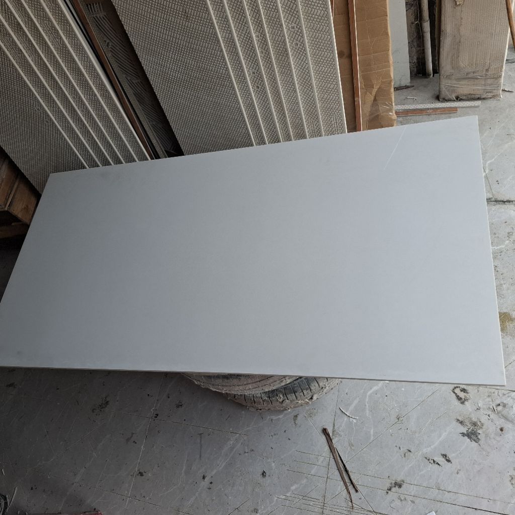 granit keramik lantai 60x120 putih kebiru-biruan texstur doff lantai teras dinding