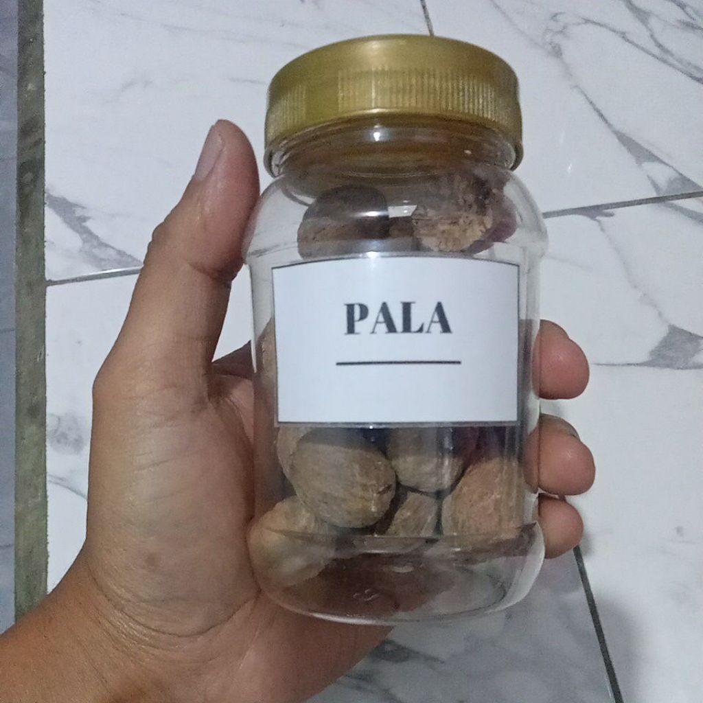 Buah pala kering