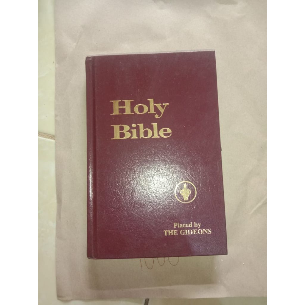 Buku Holy Bible Placed by The Gideons