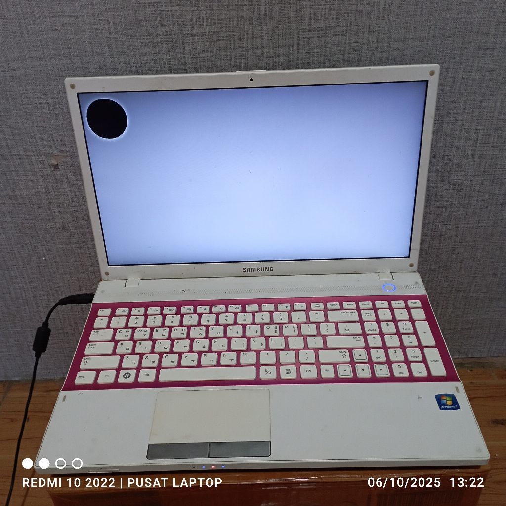 Laptop Samsung NT300V5A Pink  core i3 mesin hidup tampil Bios gak ada Carge