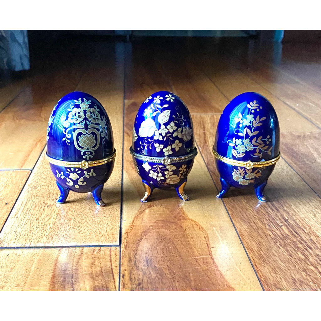 Telur Porselen Biru Cobalt Motif Bunga & Emas – Set 3 pcs Kotak Perhiasan Vintage (10cm, 120gr/pcs)