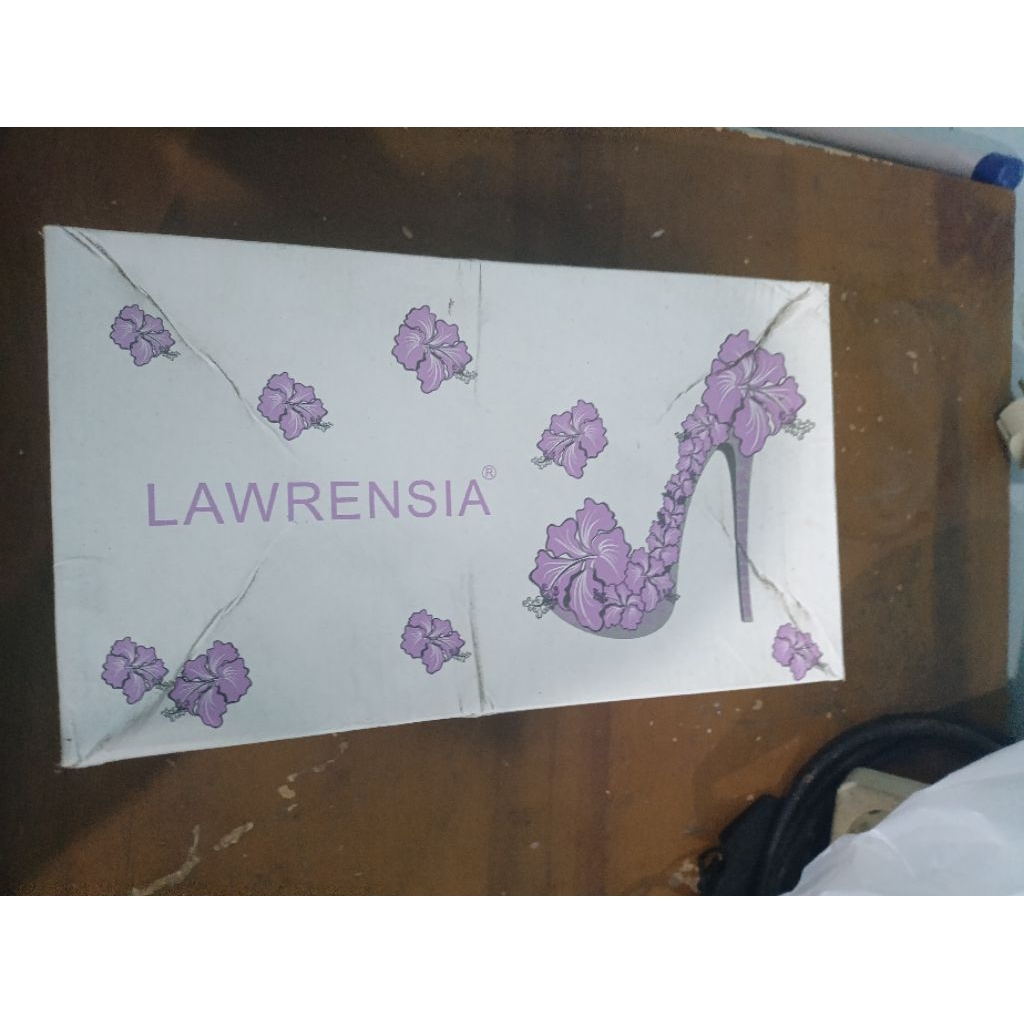 PRELOVED SEPATU LAWRENSIA
