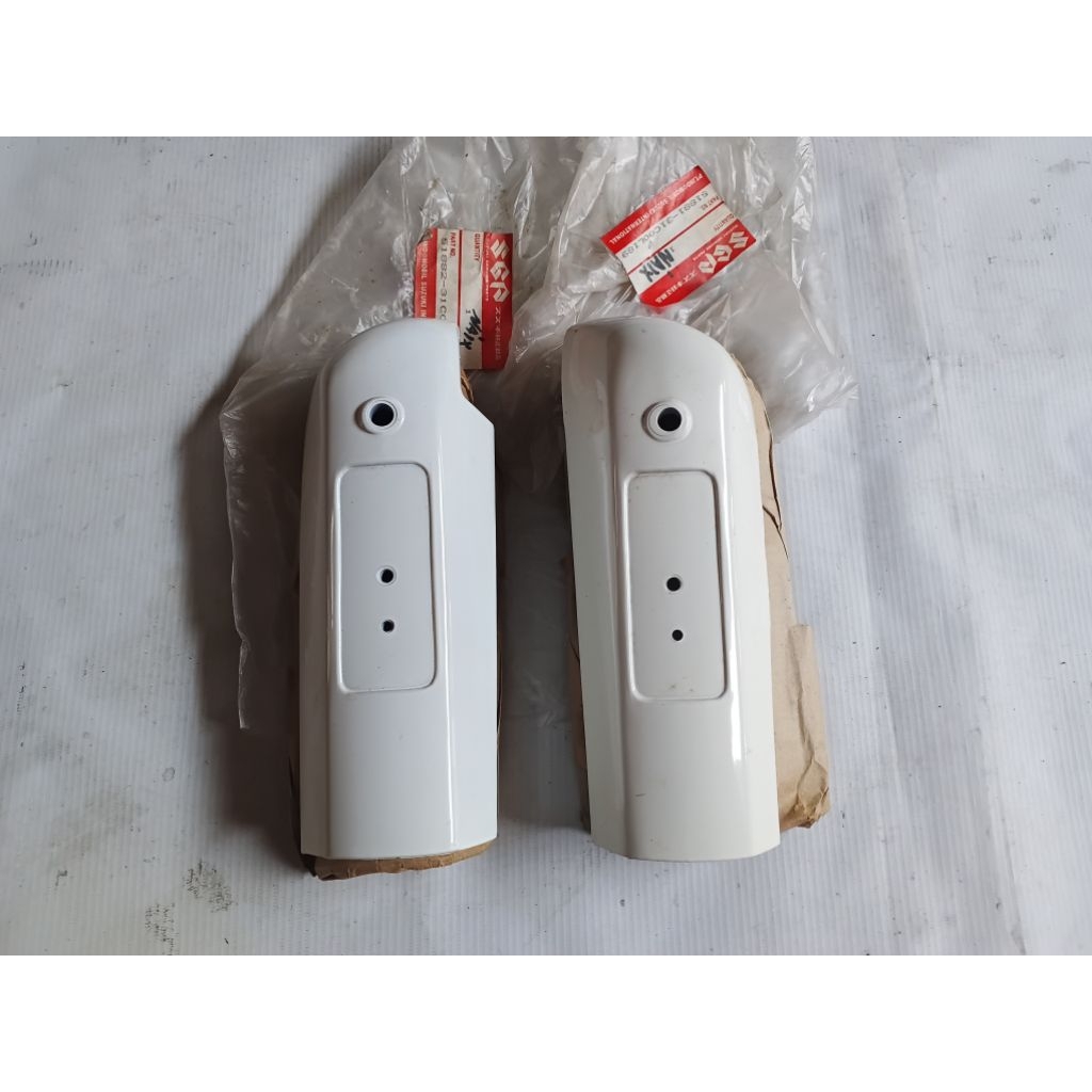 Tutup Spakbor depan Suzuki CRYSTAL putih Original Nos SGP
