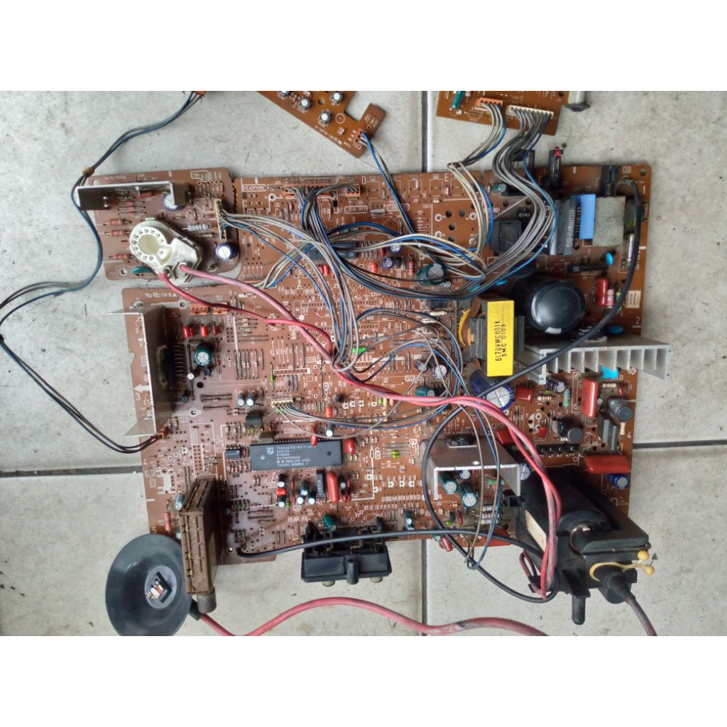 Mesin TV tabung flat 15inc merk LG, normal.