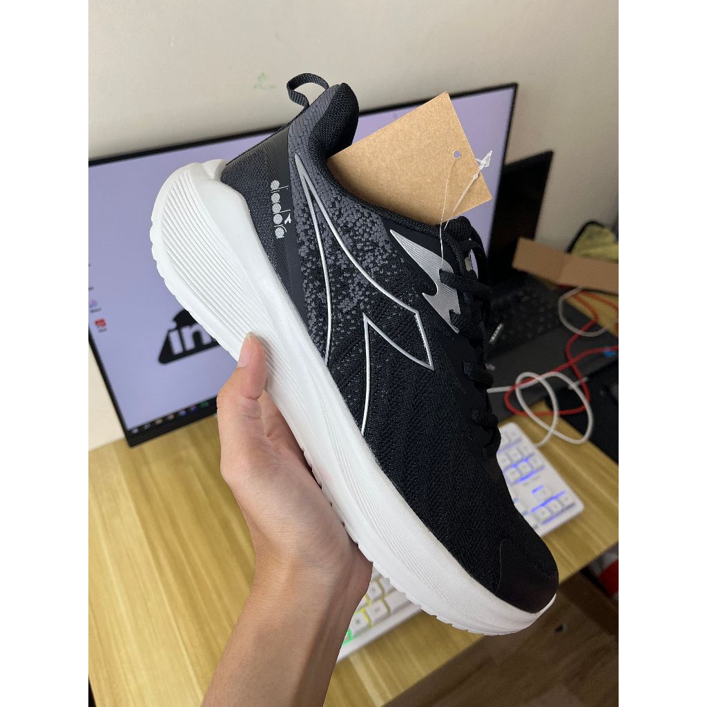 SEPATU DIADORA NEREA RUNNING PRIA DIARU250304B HITAM