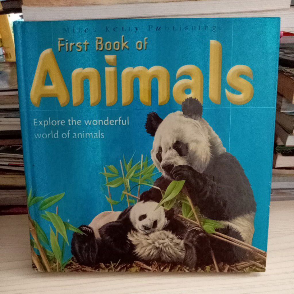 BUKU FIRST BOOK OF ANIMALS EXPLORE THE WONDERFUL WORLD OF ANIMALS