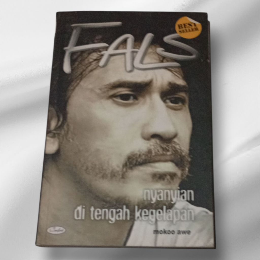BUKU IWAN FALS (NYANYIAN DI TENGAH KEGELAPAN) MOKOO AWE