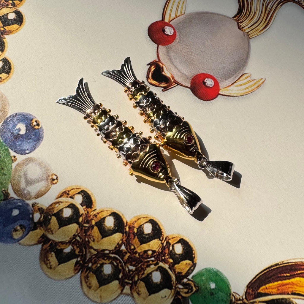 Liontin ikan perak dengan tubuh yang bergerak