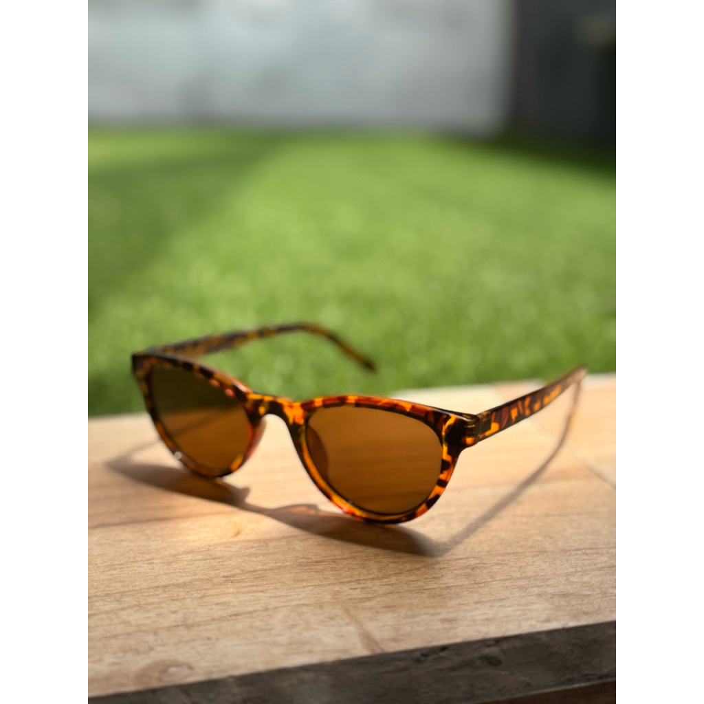 Kacamata hitam cat eye leopard