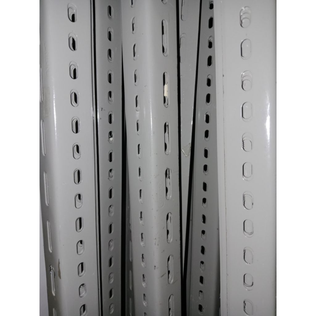 Besi siku lubang UNION SA80 3 meter (4 cm x 3,8 cm, tebal 2 mm)