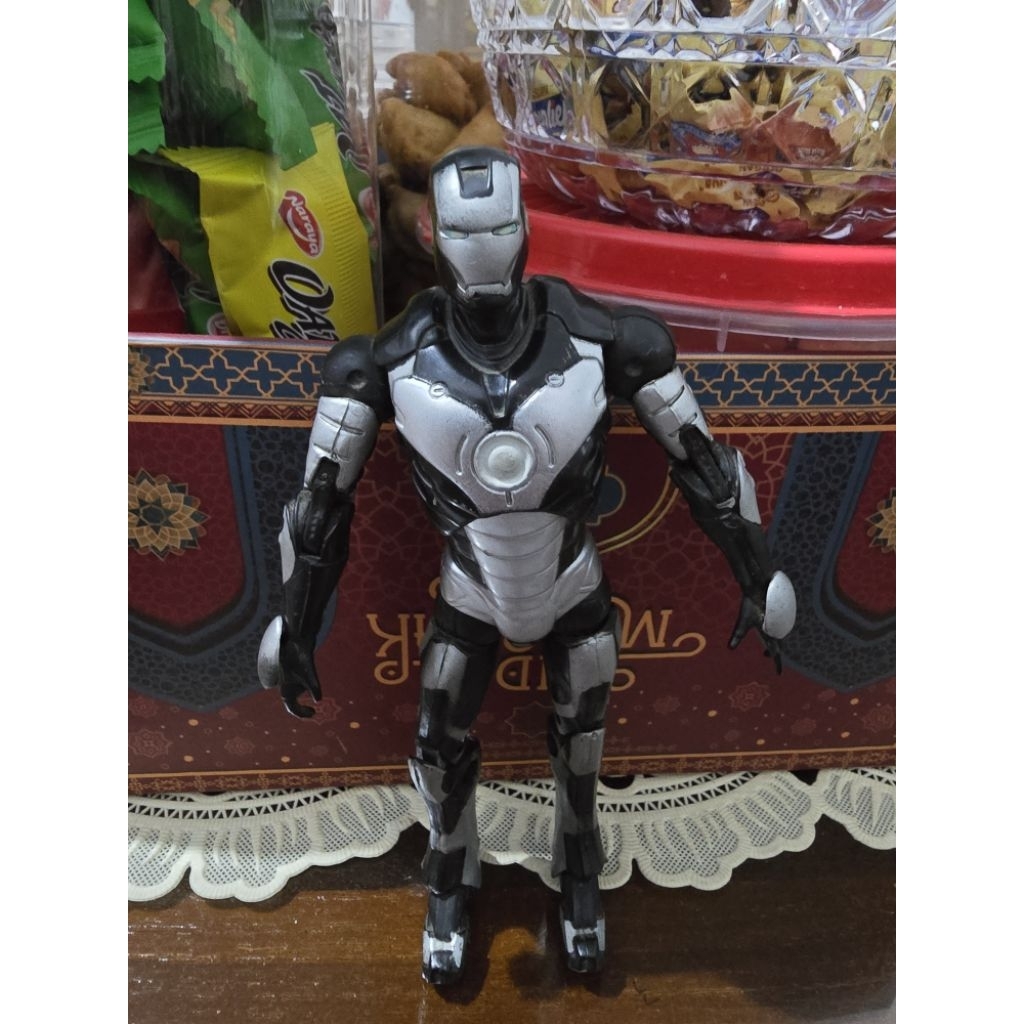 action figure iron man.