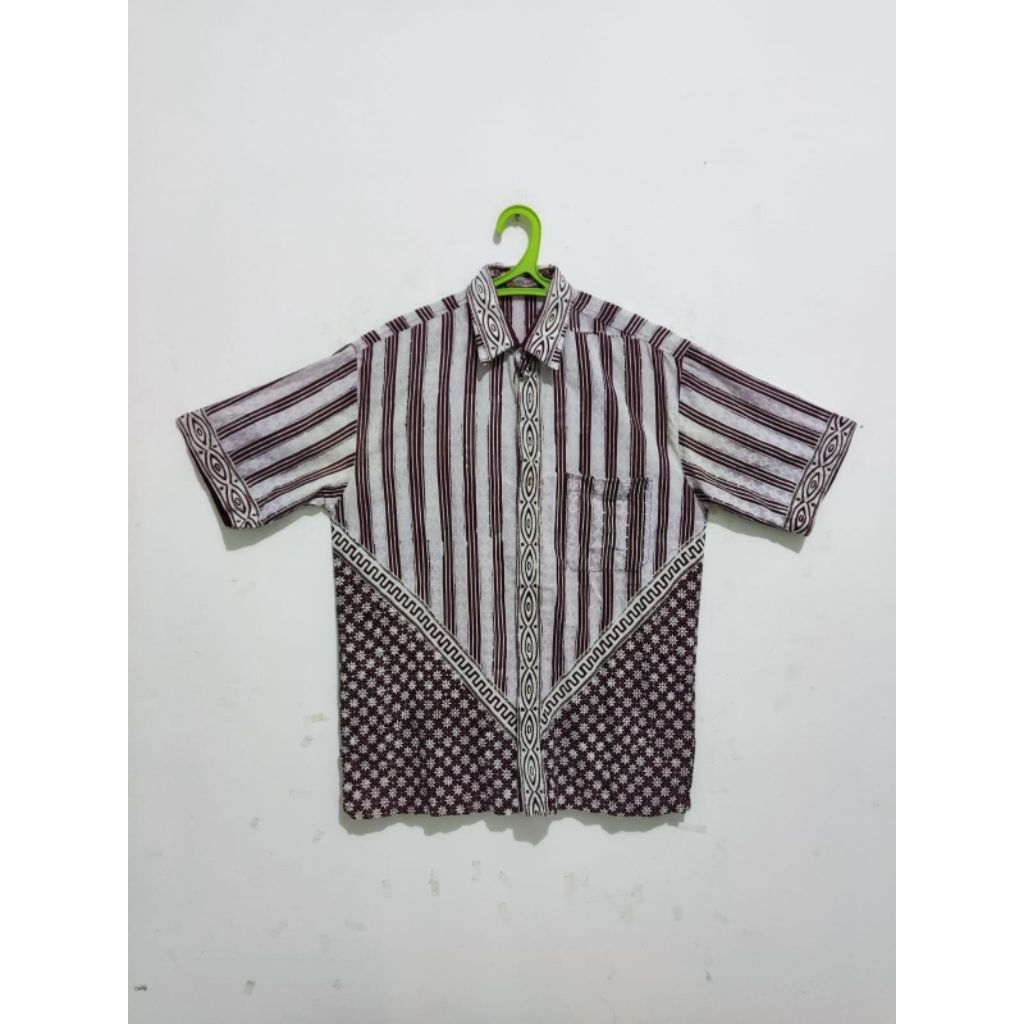 Kemeja batik pekalongan pria lengan pendek ' putra kembar ' ungu muda putih size XL