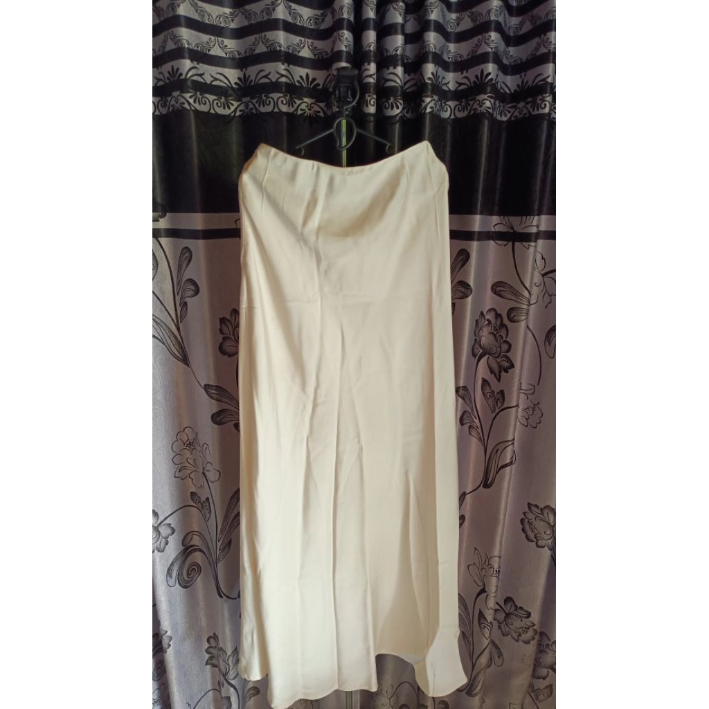 BARU Rok Satin Ivory
