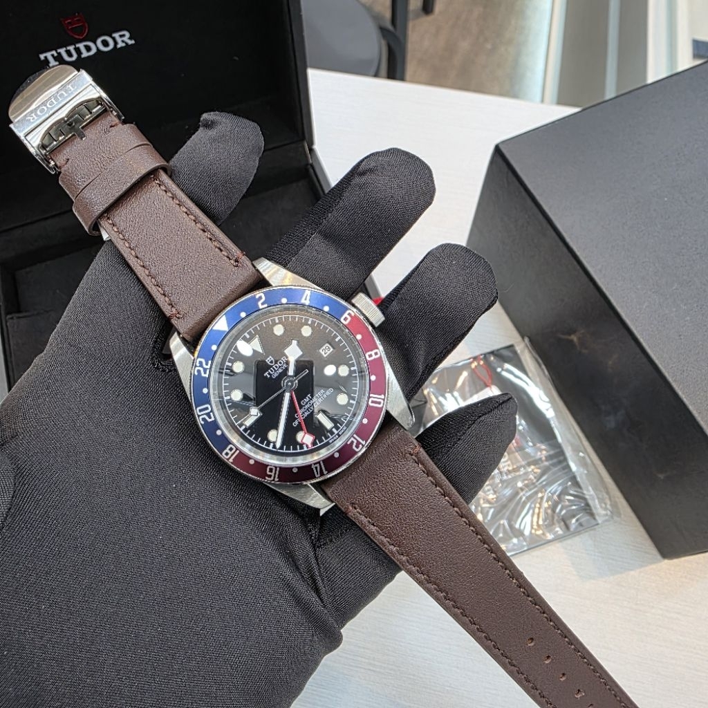 JAM TANGAN PRIA LEATHER Tudor Black Bay GMT “Pepsi Bezel” – Elegan, Tangguh, dan Ikonik