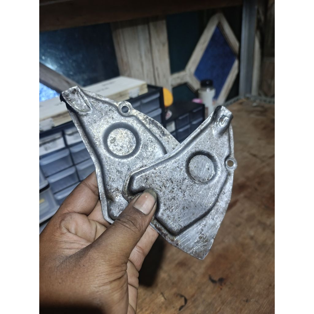 Cover/Tutup pompa oli samping Suzuki A 100