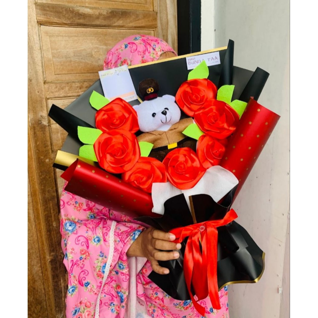 Buket bunga/ hand bouquet/ buket murah/ hadiah wisuda/ boneka profesi/ buket polisi
