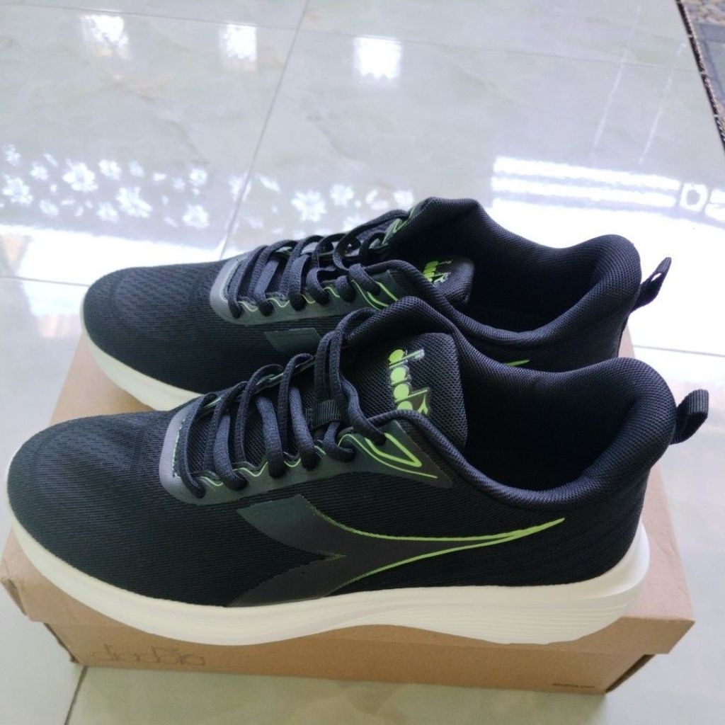 Diadora Manva
