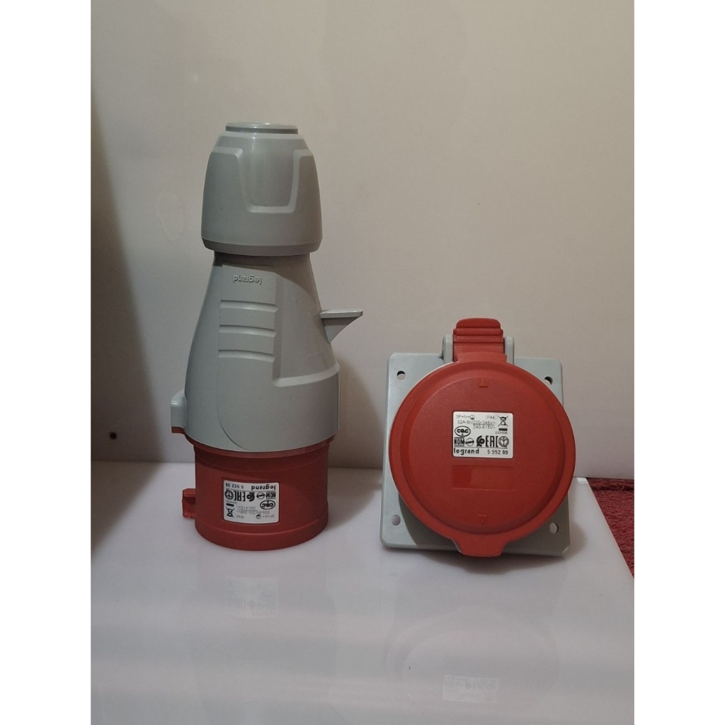 Panel mounting Legrand 1 Set 32A 3Phase 5pin IP44