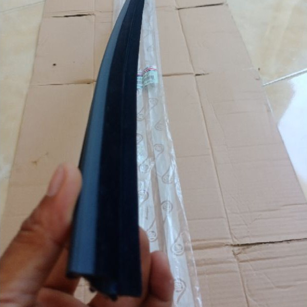 PELIPIT KACA LUAR KANAN/KIRI L300 KTB