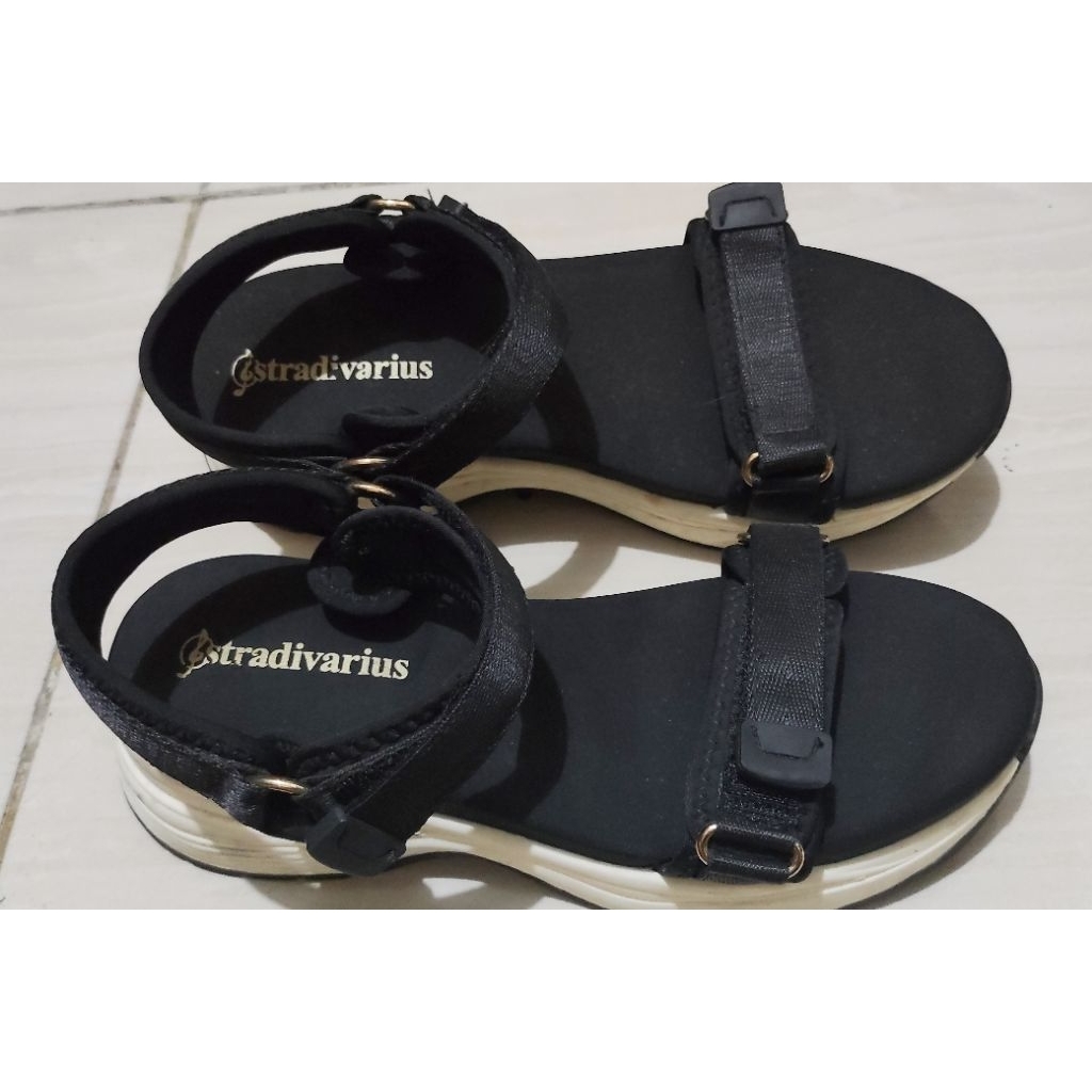 PRELOVED SANDAL STRADIVARIUS