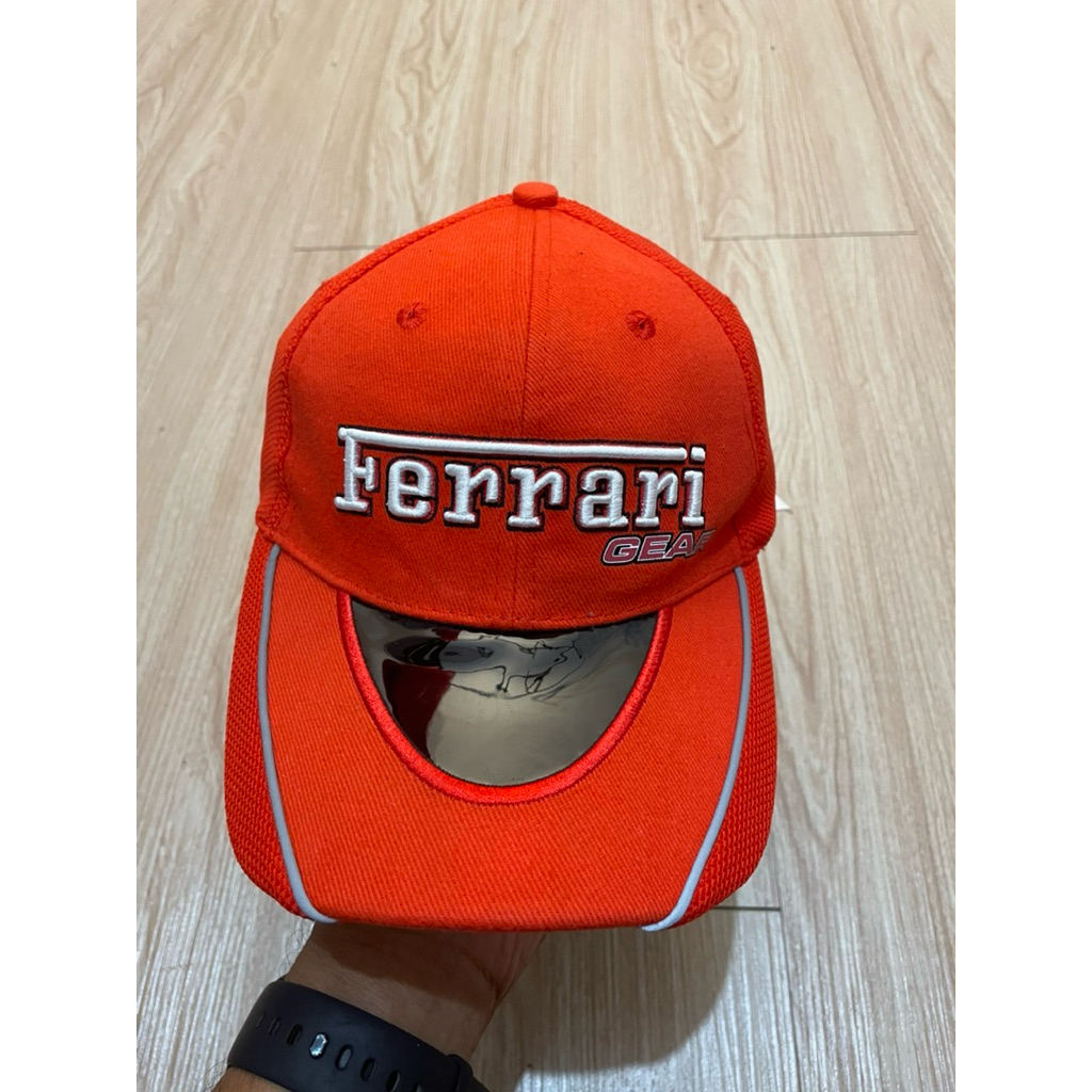 topi merk ferrari