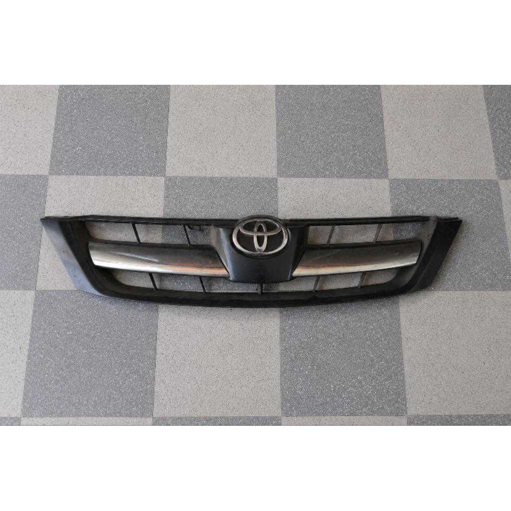 gril grill depan toyota innova 2005 original