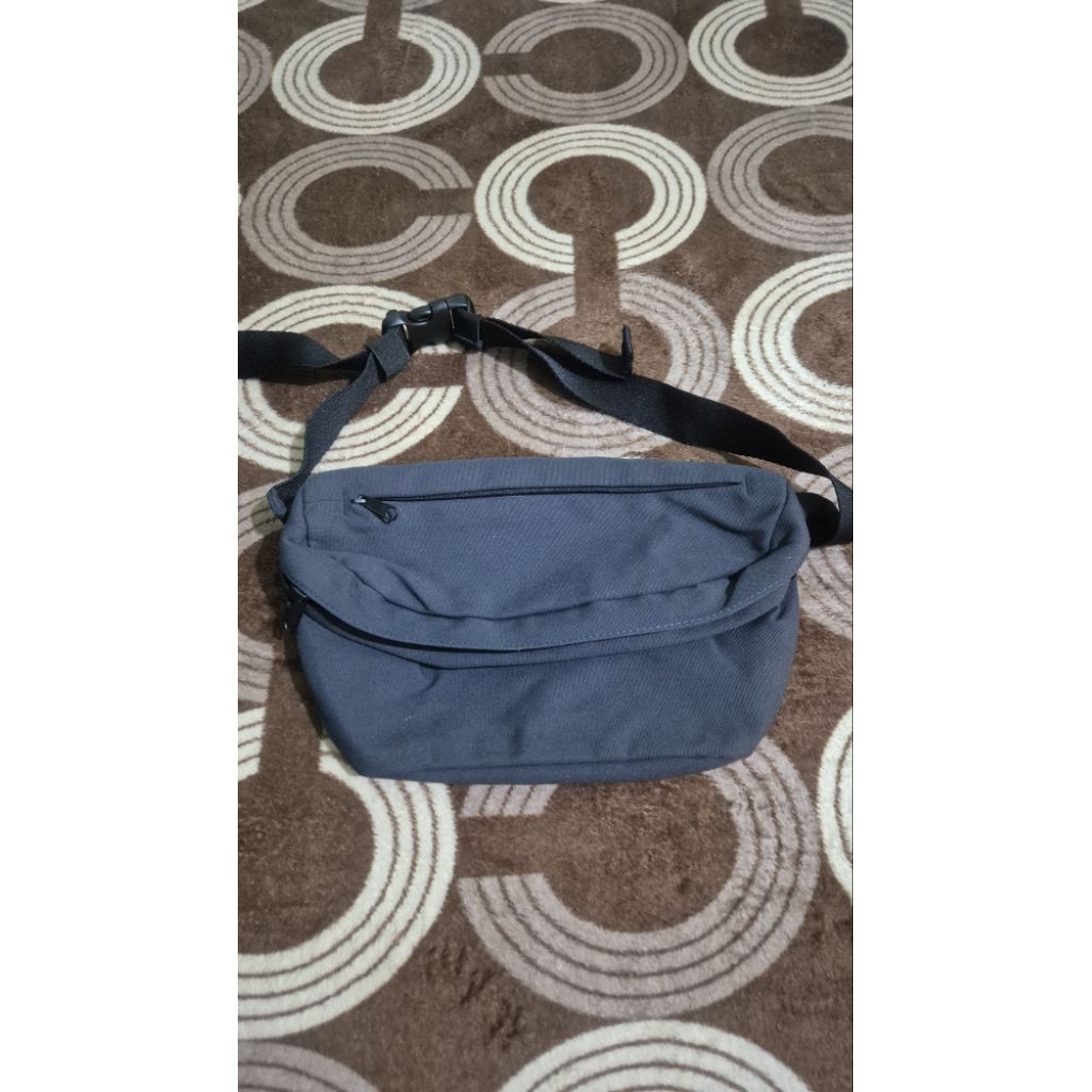 PRELOVED TAS PINGGANG UNIQLO KANVAS