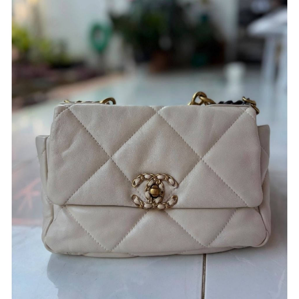 CH*NEL 19 Flap Bag