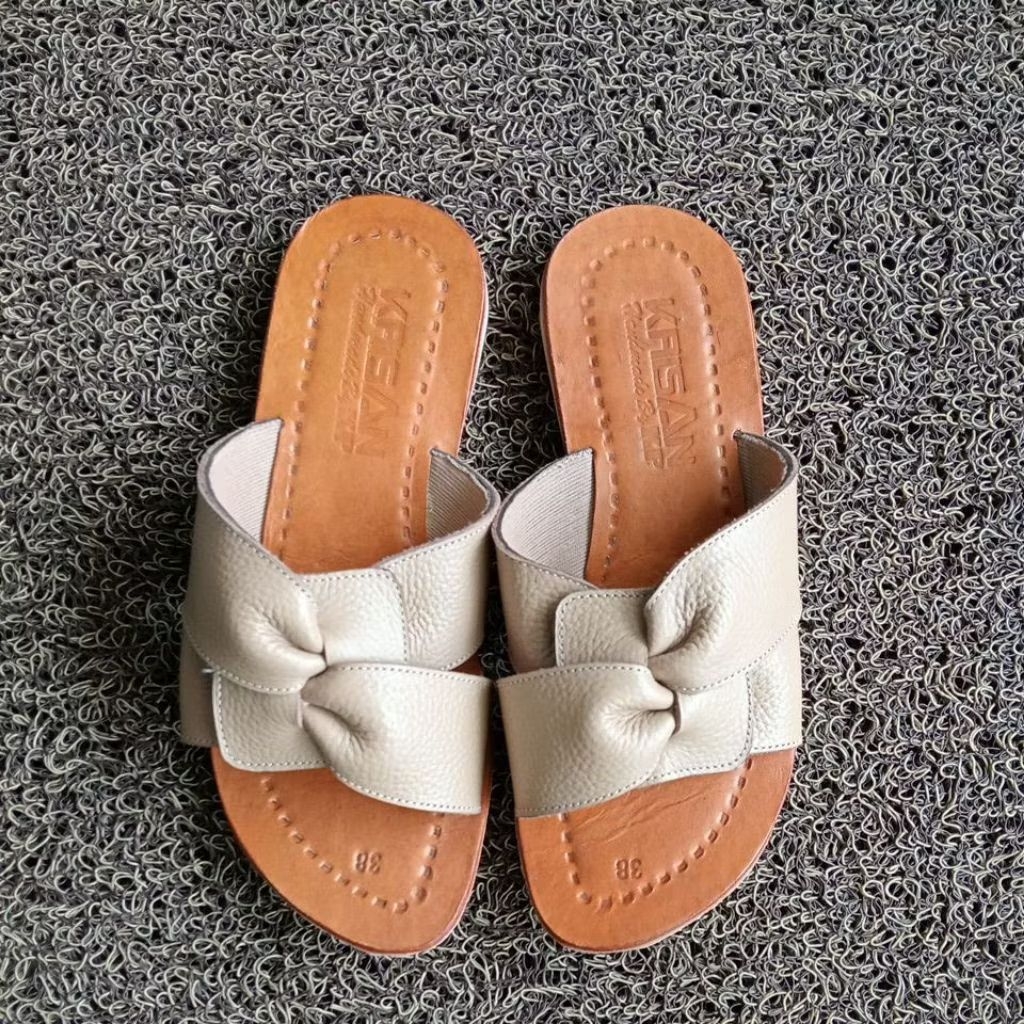 Sandal flat wanita *Sandal kulit Magetan* karya pahala eksekutif 2