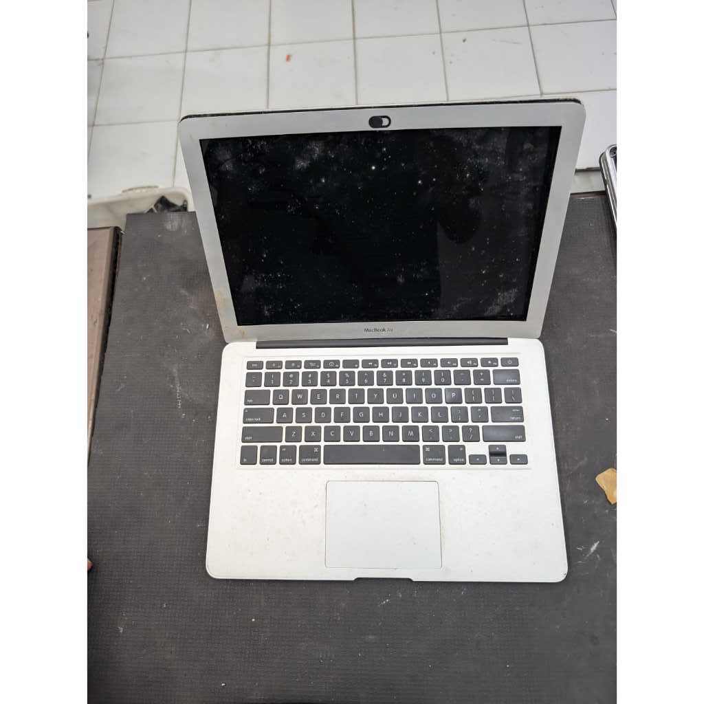 MacBook Air 13-inch (Late 2010) EMC: 2392, rusak