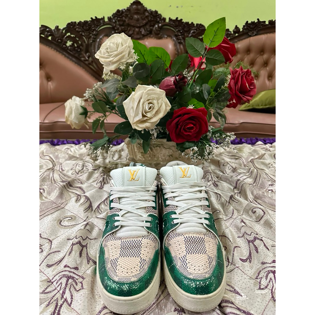 sepatu LV trainer green