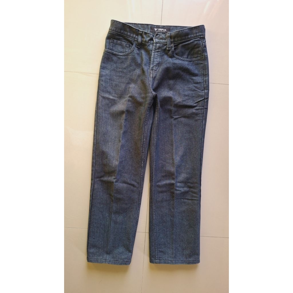 PRELOVED Celana Jeans Pria TRIPL3 – Denim Klasik Casual (PEMAKAIAN SATU KALI)