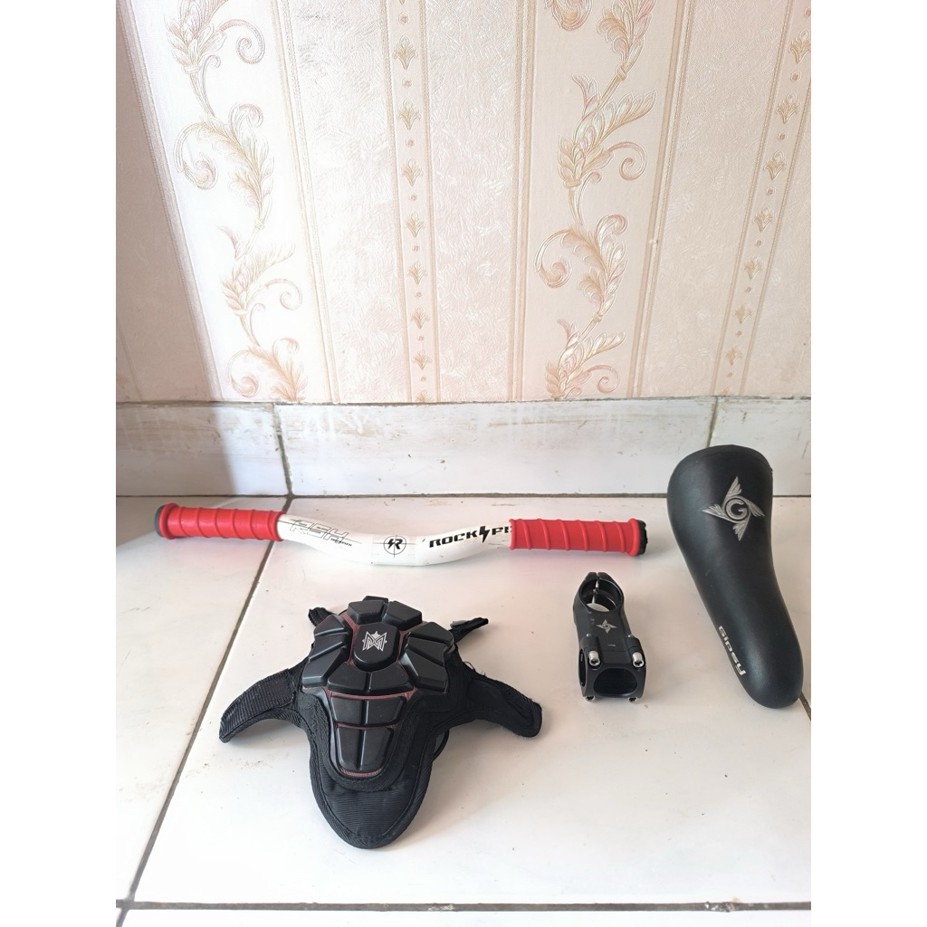 Stem Carbon gipsy,Saddle Gipsy Gzero, Handlaber carbon rockfis dan handgrip rockfish.Untuk harga bis